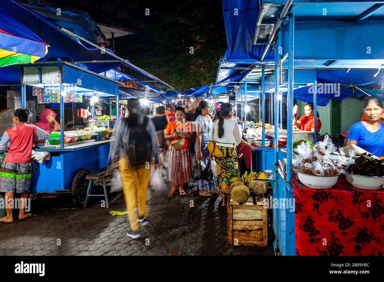 Stands de restauration de rue au marché nocturne de Gianyar, Bali,  Indonésie Photo Stock - Alamy