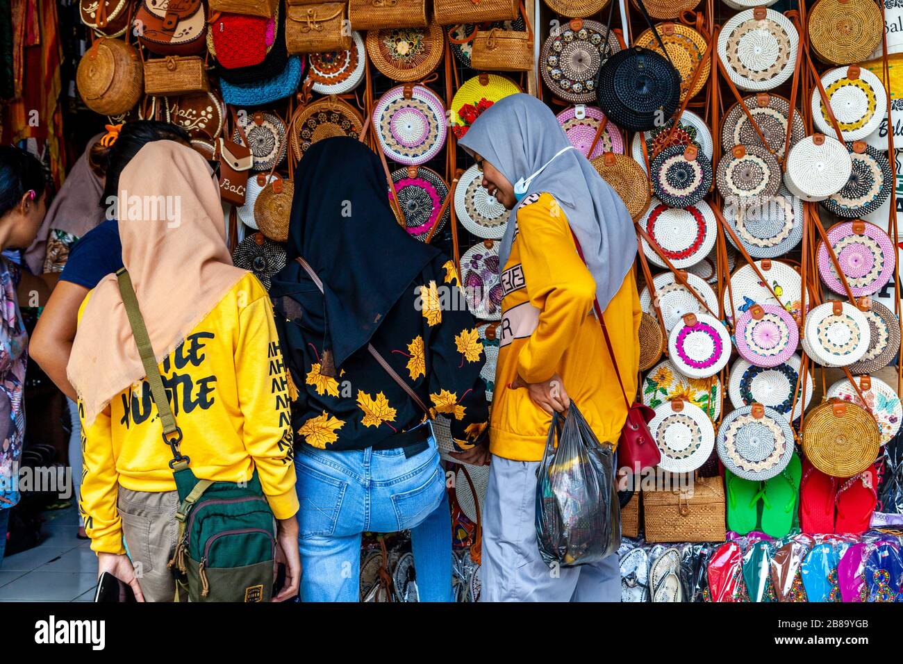 Jeunes femmes Shopping for souvenirs, marché des arts de Sukawati, Gianyar, Bali, Indonésie. Banque D'Images