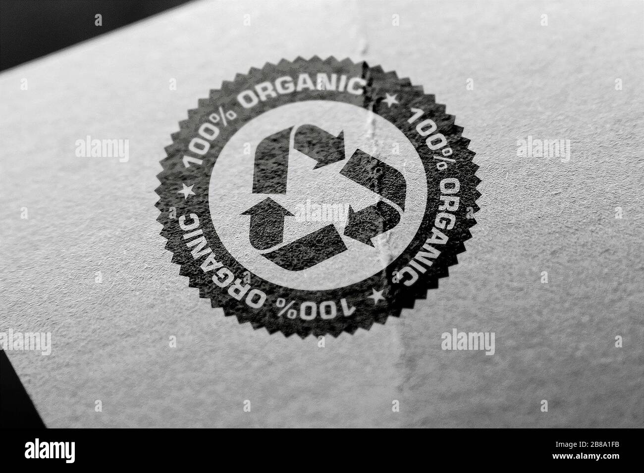 Recyclez le logo sur fond de papier recyclé. Banque D'Images