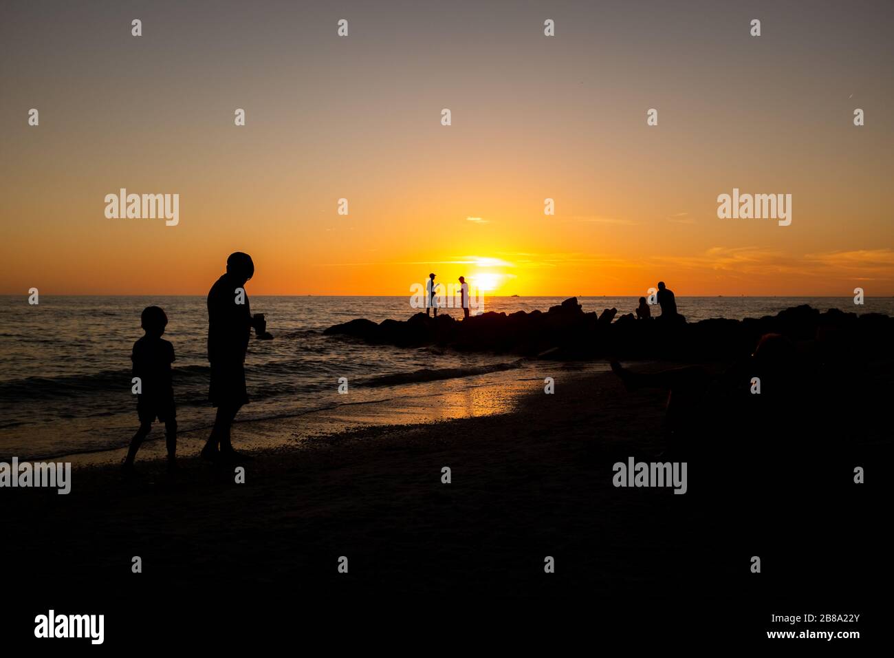 Lido Beach, Floride, États-Unis - 20 mars 2020. Les habitants et les touristes se rendent à Lido Beach pour profiter du coucher du soleil sur le golfe du Mexique. Banque D'Images