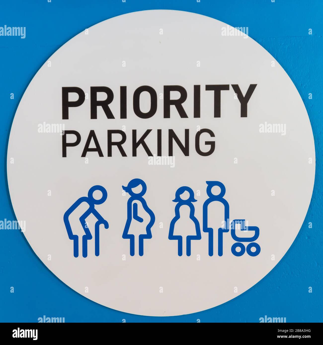 Panneaux de stationnement pour les personnes âgées, les personnes handicapées, les femmes enceintes, les garçons et les filles. Bleu sur fond blanc Banque D'Images