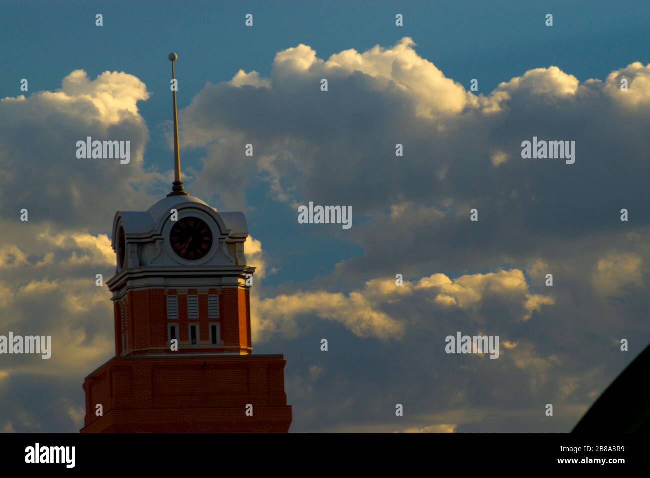 Site historique Randall County Courthouse Clock Tower, Blue Sky et Clouds, Canyon, Texas. Banque D'Images