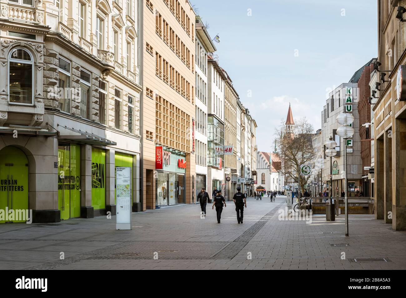 Bavière-Munich-Allemagne, 20. März 2020: Peu de gens marchent sur la place Marienplatz à Munich, qui est habituellement bondée, mais reste vide en raison du nouveau cor Banque D'Images