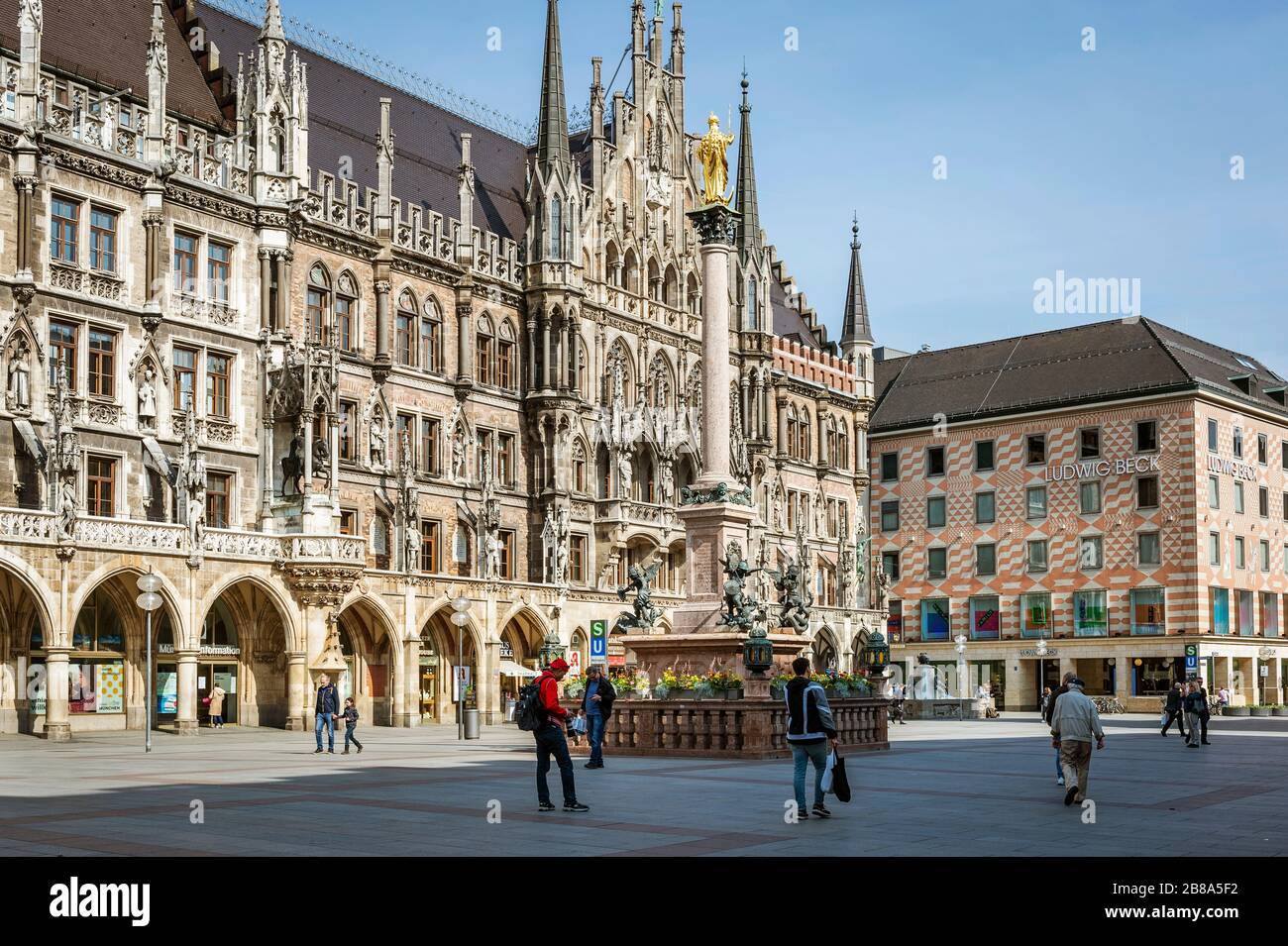 Bavière-Munich-Allemagne, 20. März 2020: Peu de gens marchent sur la place Marienplatz à Munich, qui est habituellement bondée, mais reste vide en raison du nouveau cor Banque D'Images