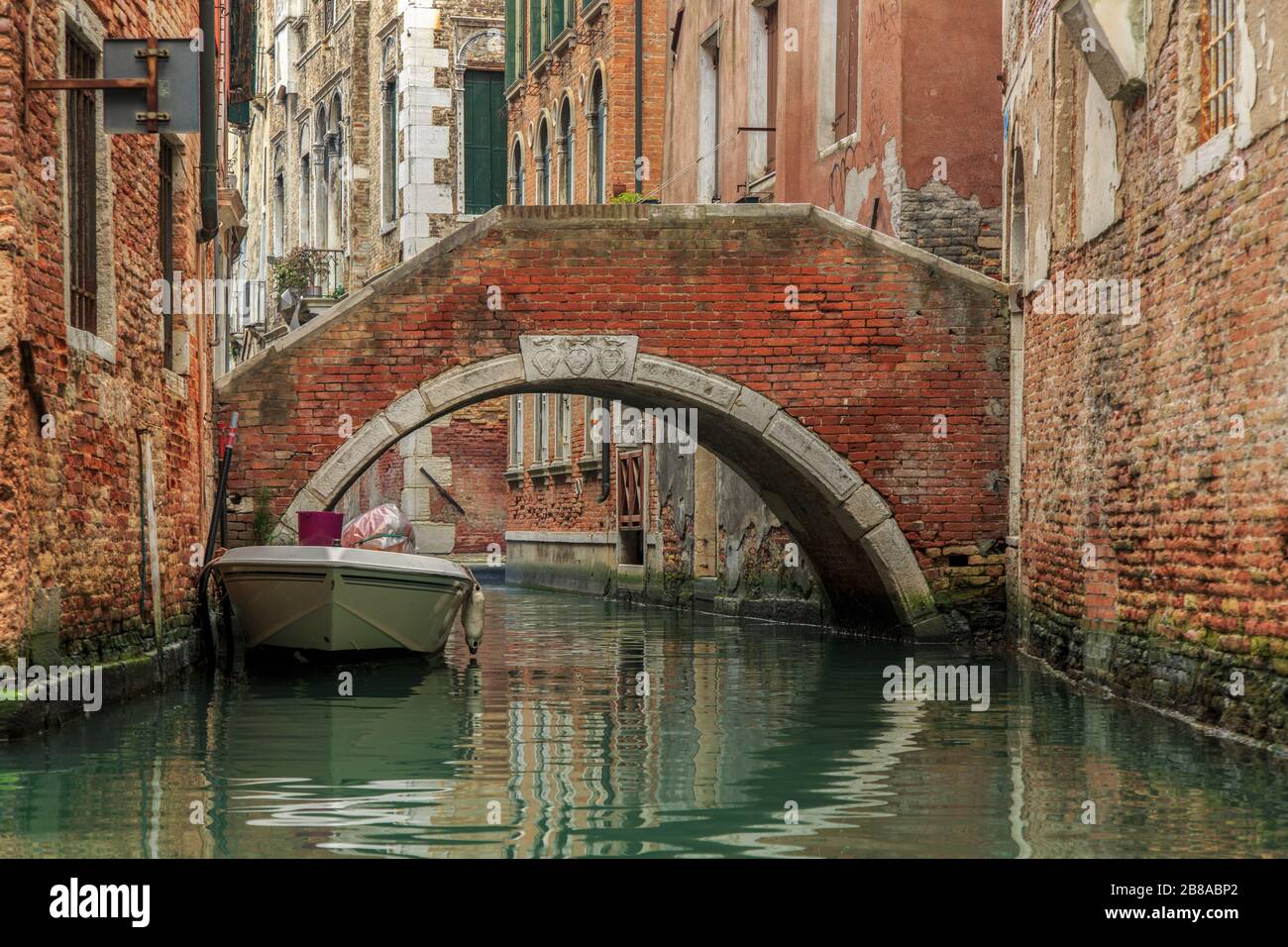 Venise, en Italie, est une ville historique et célèbre dans le monde entier où les canaux et les voies navigables constituent les principales voies de transport. Banque D'Images