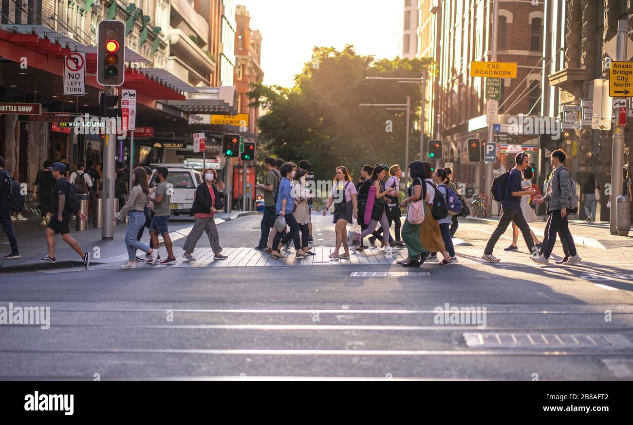 Sydney personnes avec masque de visage couvert de rue traversée en ville, situation d'éclosion de maladie de Covid 19 en Australie, Sydney: 19-03-2020 Banque D'Images