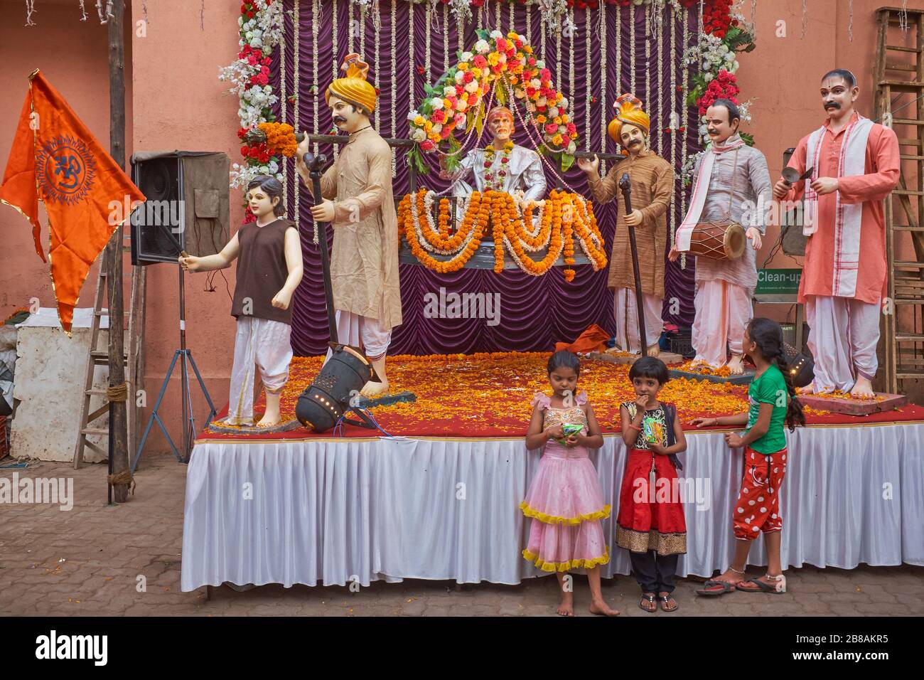 Célébrant l'anniversaire du légendaire guerrier-roi Shivaji Bhosle, une exposition montre une procession avec Shivaji porté dans un palanquin; Mumbai, Inde Banque D'Images