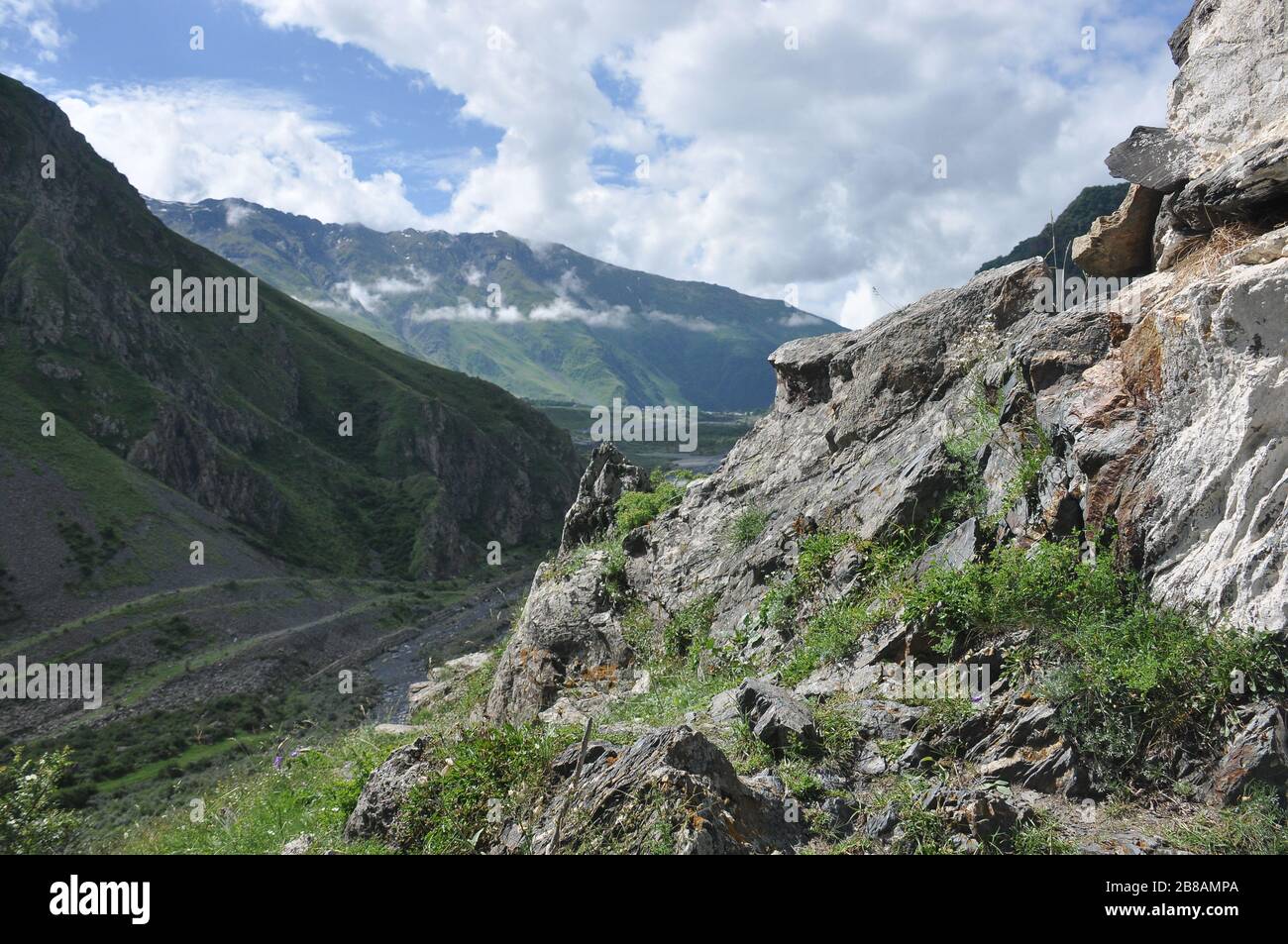 La route de la guerre en Géorgie. Un sentier qui traverse la vallée au pied du mont Kazbek jusqu'à la frontière avec la Russie. Banque D'Images