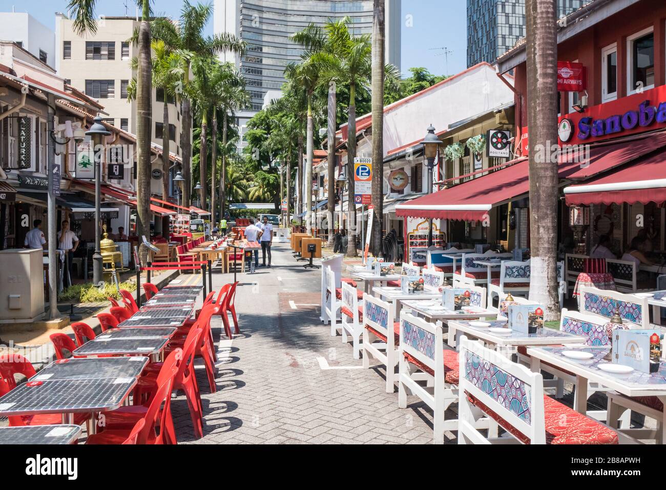 Singapour - 6 juillet 2019: Tables de restaurant dans la rue dans le quartier arabe. De nombreuses rues sont piétonnes. Banque D'Images