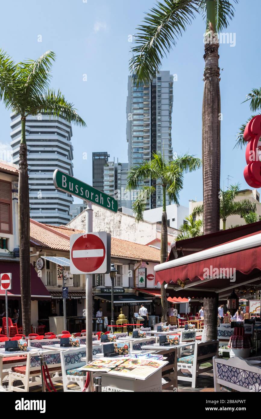 Singapour - 6 juillet 2019: Tables de restaurant dans la rue dans le quartier arabe. De nombreuses rues sont piétonnes. Banque D'Images