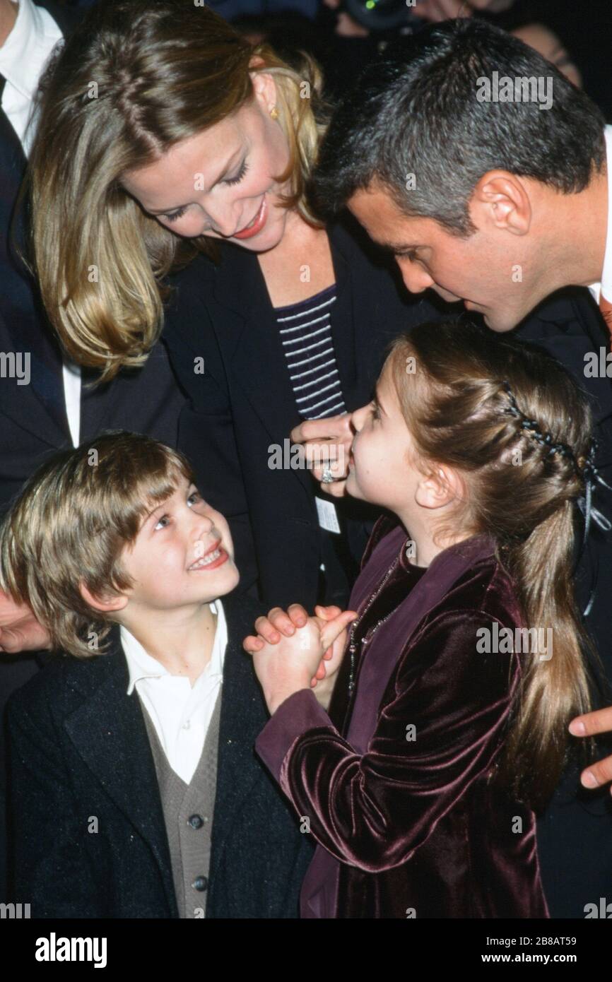 17 décembre 1996, Westwood, CA, États-Unis: NEW YORK - DEC 17: Alex d'Linz,  Michelle Pfeiffer, Mae Whitman, George Clooney à la première « One Fine Day  » au Village Theatre le 17