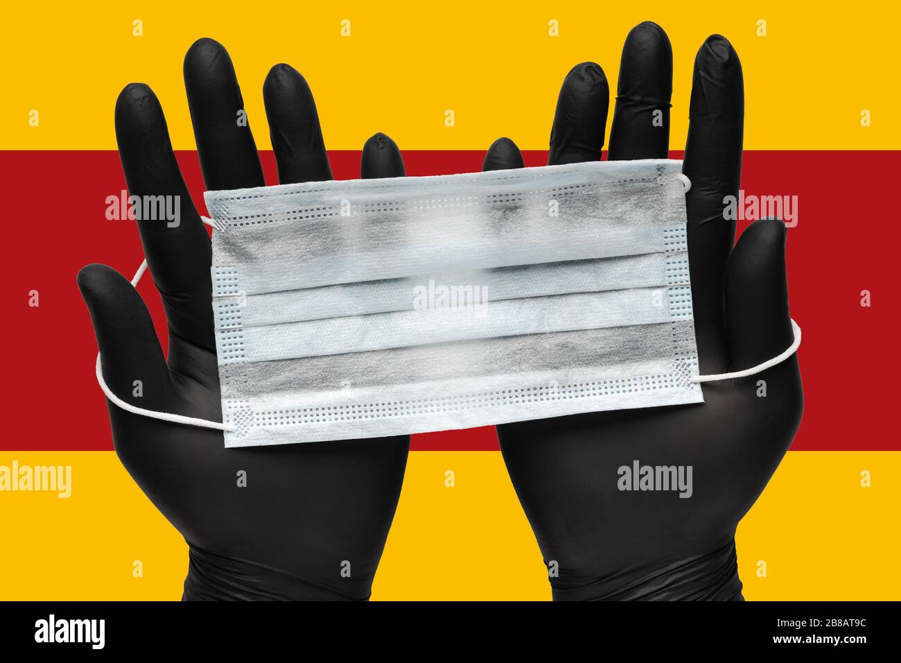 Le médecin tient un masque antivirus dans les mains en gants médicaux noirs sur les couleurs d'arrière-plan drapeau de l'Espagne. Coronavirus d'assurance en cas de pandémie, maladie aérienne Banque D'Images