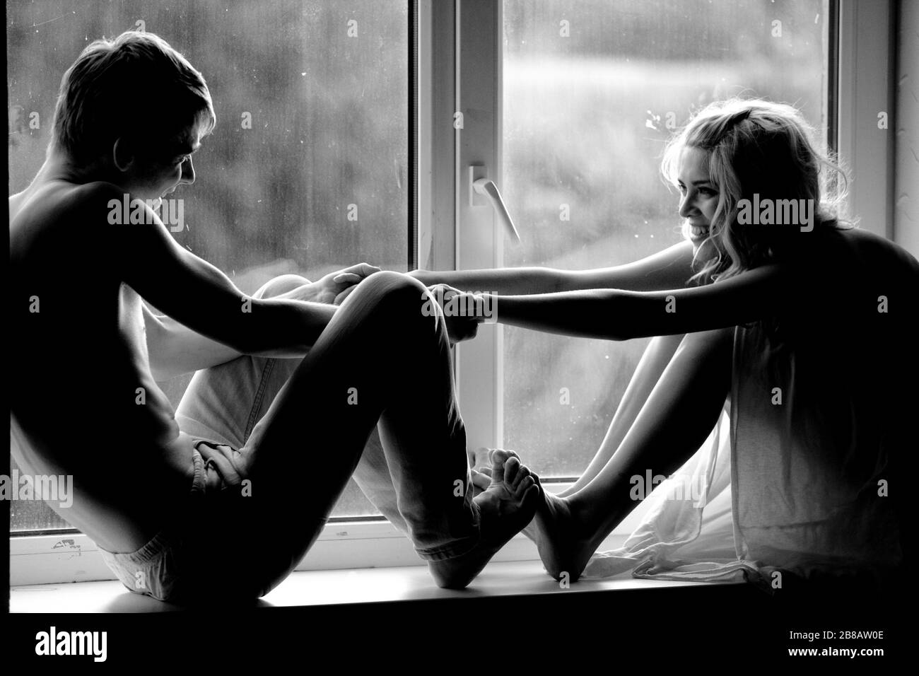Photo En Noir Et Blanc D Un Jeune Couple Amoureux Embrassant Et Regardant Romantique Dans La Distance Concept Concernant L Amour Et Le Romantisme Et L Affection Photo Stock Alamy Photo En Noir Et Blanc D Un Jeune Couple Amoureux Embrassant Et Regardant Romantique Dans La Distance Concept Concernant L Amour Et Le Romantisme Et L Affection Photo Stock Alamy