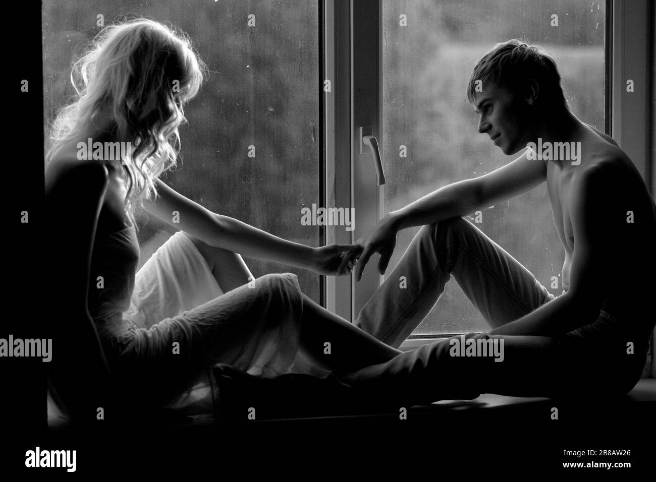 Photo En Noir Et Blanc D Un Jeune Couple Amoureux Embrassant Et Regardant Romantique Dans La Distance Concept Concernant L Amour Et Le Romantisme Et L Affection Photo Stock Alamy