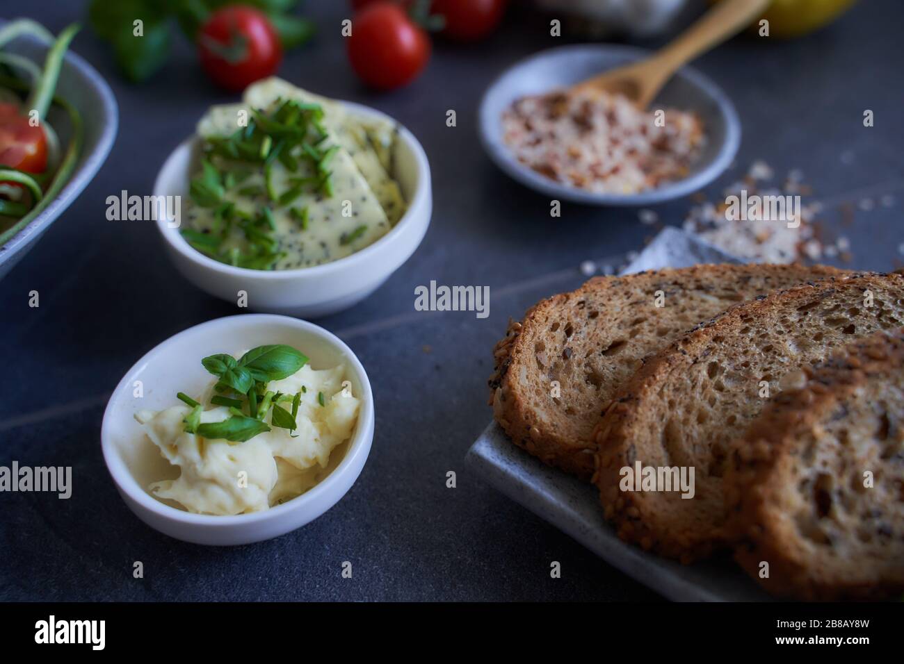 Table de dîner avec pain, fromage, légumes et différents types de repas Banque D'Images