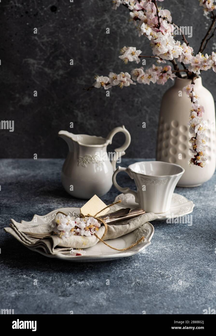 Table avec coutellerie moderne sur fond en béton avec espace de copie Banque D'Images