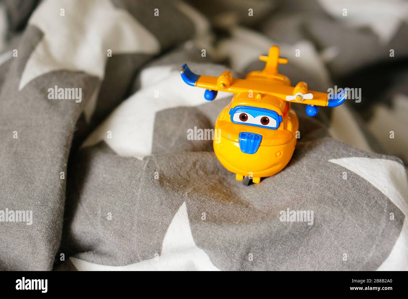 POZNAN, POLOGNE - 13 mars 2020: Modèle de jouet jaune Donnie Super Wings  place sur une feuille en doux foyer Photo Stock - Alamy