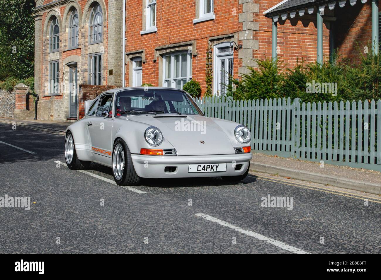 porsche 911 dans la rue anglaise no Banque D'Images