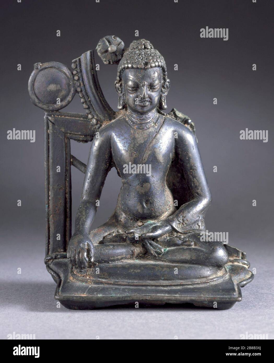 'Bouddha Shakyamouni Bouddha ou le Jina Akshobhya ; Inde, Bengale occidental, 9ème-10ème siècle en alliage de cuivre Sculpture 3 x 1 5/8 x 3 5/8 in. (9,21 x 7,62 x 4,13 cm) Don de Michael Phillips et Juliana Maio (AC1996.213.4) Art d'Asie du Sud et du Sud-Est ; 9e-10e siècle ; ' Banque D'Images