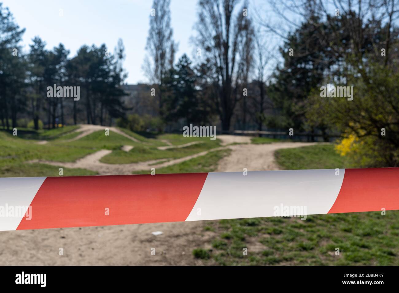 Ligne de police fermant l'accès aux parcs et aux jardins pendant la quarantaine du coronavirus, Europe, mars 2020 Banque D'Images