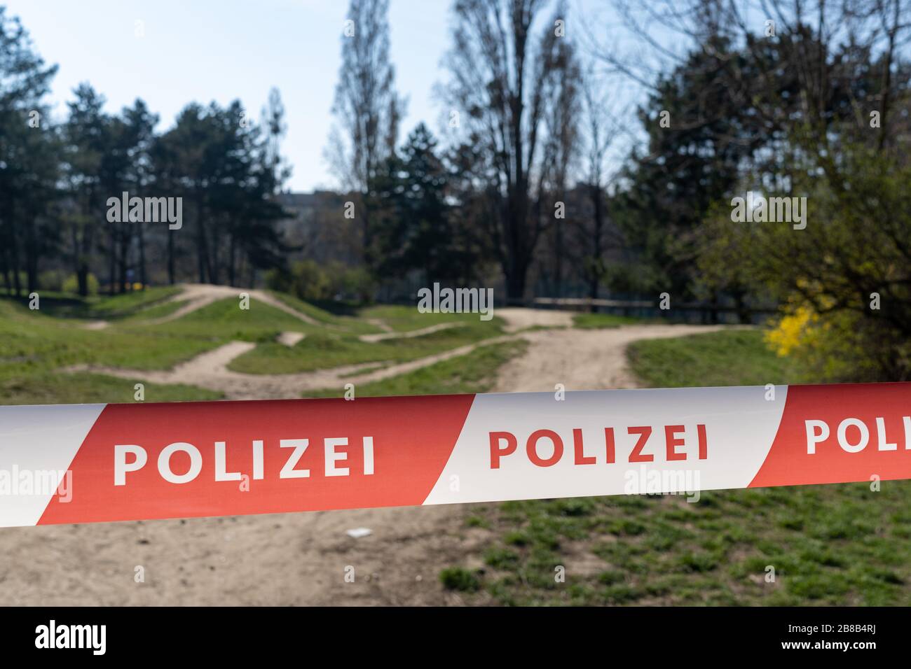 La police ferme l'accès aux parcs et aux jardins pendant la quarantaine du coronavirus en Autriche, en Europe, en mars 2020 Banque D'Images