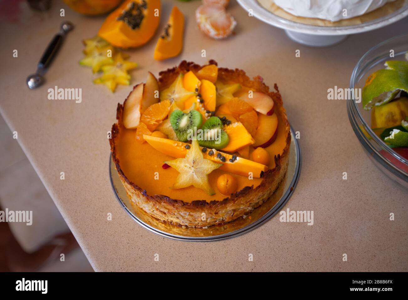 Faire Du Gateau Avec Des Fruits Frais Dragon Fruits Papaye Carambola Photo Stock Alamy