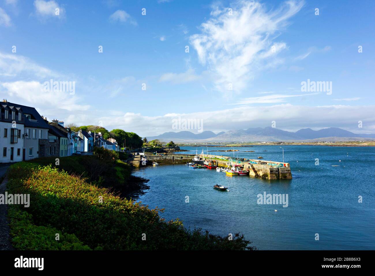 Port de bateaux de pêche et paysage irlandais, Roundstone, Connemara, Comté de Galway, République d'Irlande, Europe. Banque D'Images