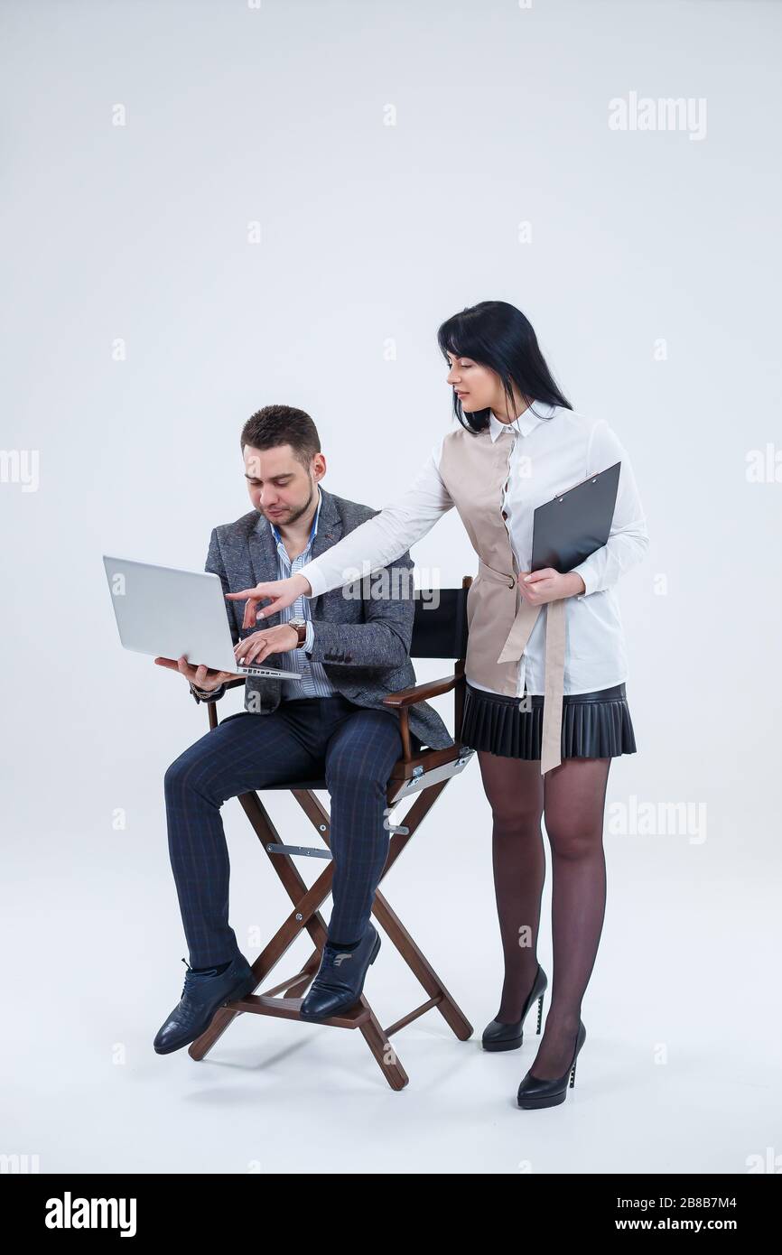 Le conseiller en chef du mentor enseignant parle d'un nouveau projet en ligne pour une jeune stagiaire étudiante, un chef de file concentré, un directeur exécutif, un étudiant en enseignement Banque D'Images