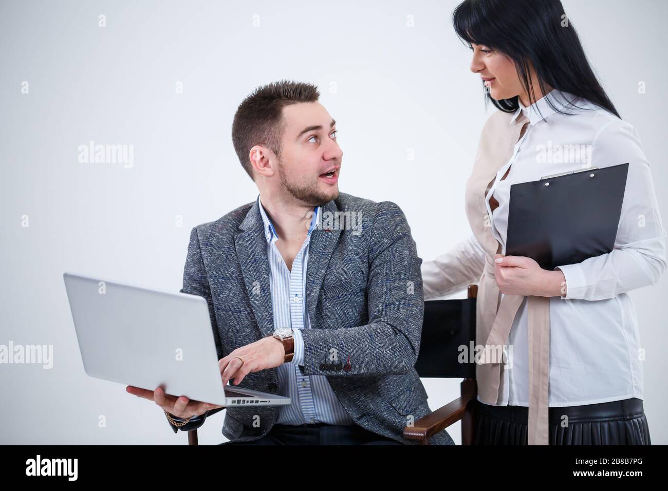 Le conseiller en chef du mentor enseignant parle d'un nouveau projet en ligne pour une jeune stagiaire étudiante, un chef de file concentré, un directeur exécutif, un étudiant en enseignement Banque D'Images