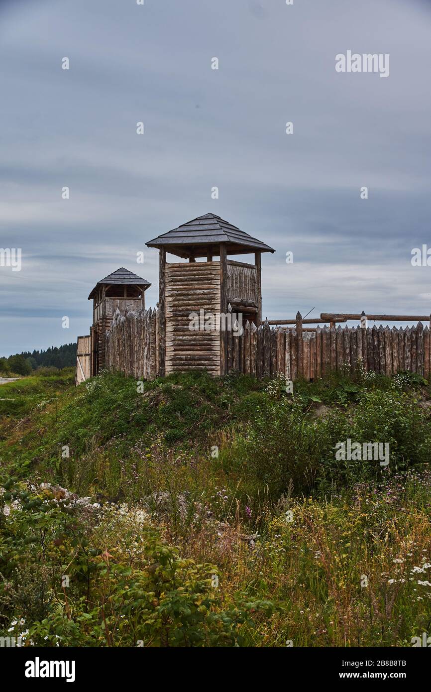 Une ancienne forteresse militaire construite de grumes de conifères. Aux coins du fort, des tours de guet sont installées. Reconstruction de la forteresse de l'ancien Banque D'Images