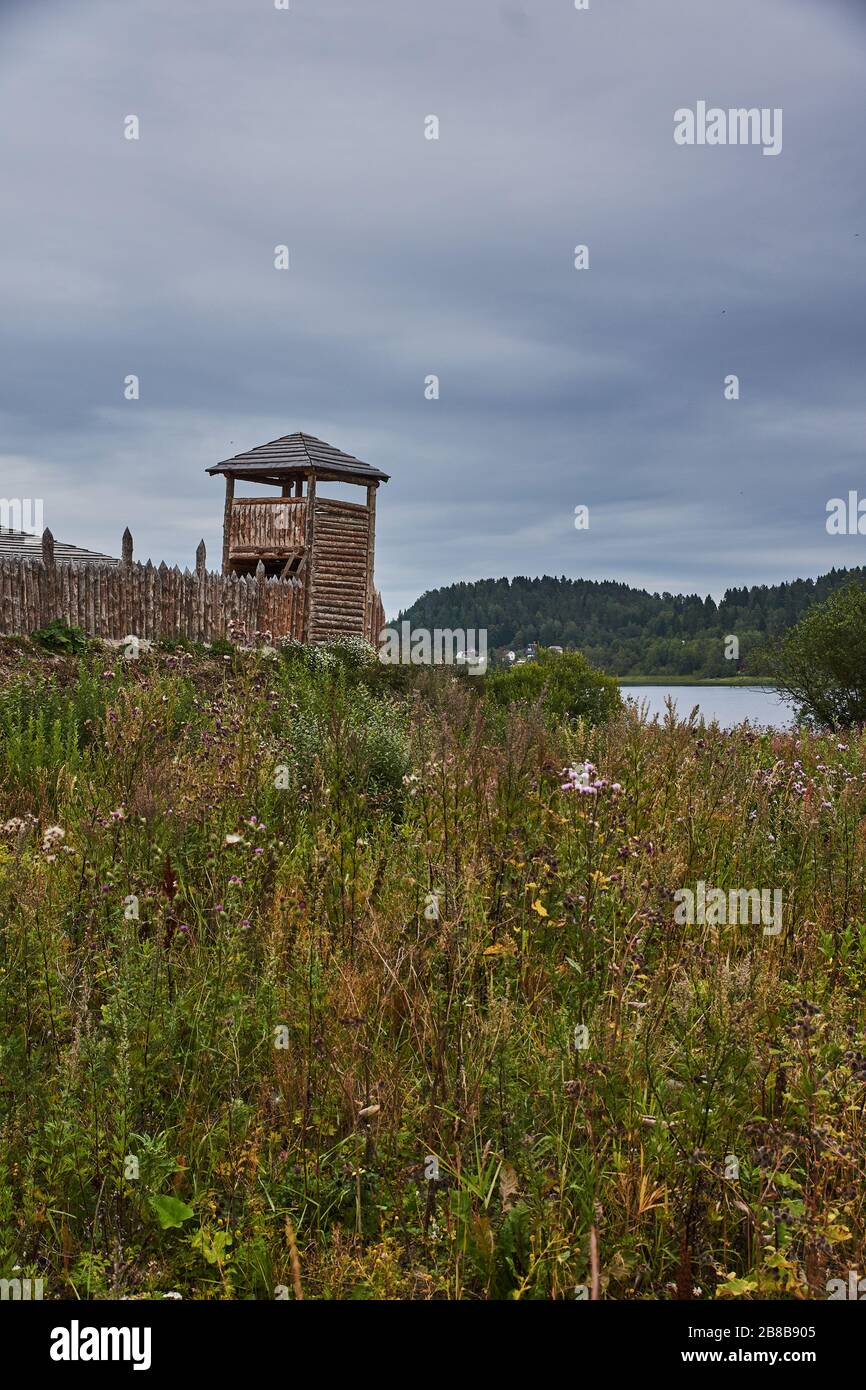 Une ancienne forteresse militaire construite de grumes de conifères. Aux coins du fort, des tours de guet sont installées. Reconstruction de la forteresse de l'ancien Banque D'Images