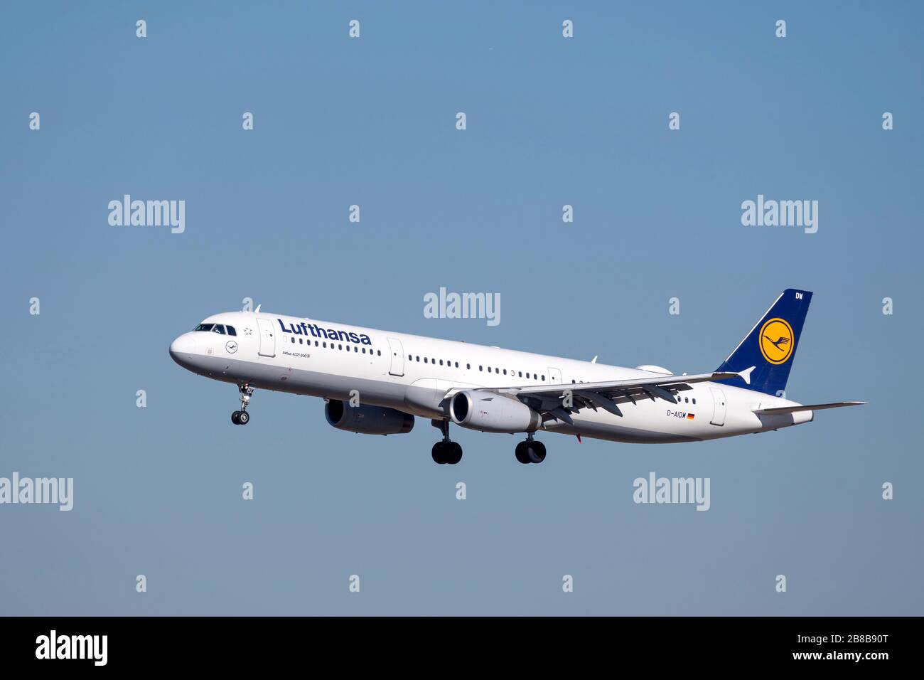 Munich, Allemagne - 27. Février 2019 : Lufthansa Airbus A321-231 avec l'immatriculation de l'aéronef D-AIDW à l'approche de la piste nord 26 R de TH Banque D'Images