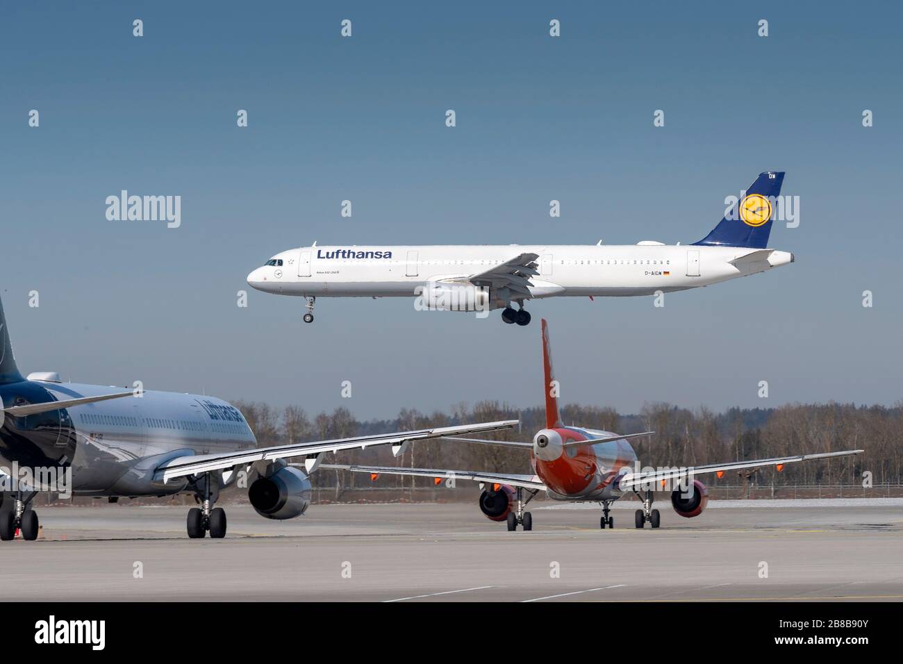 Munich, Allemagne - 27. Février 2019 : Lufthansa Airbus A321-231 avec l'immatriculation de l'aéronef D-AIDW à l'approche de la piste nord 26 R de TH Banque D'Images