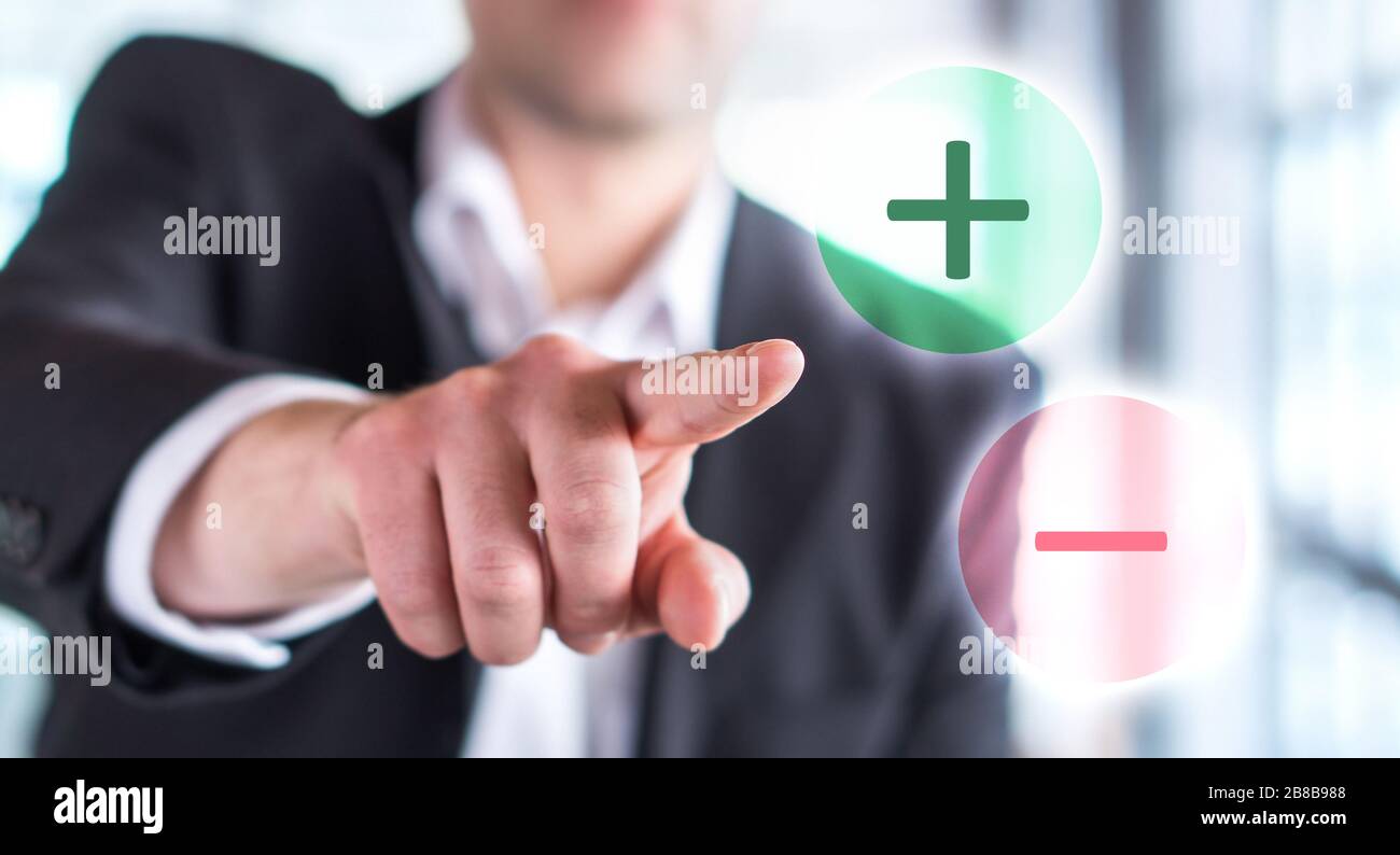 Concept pour et contre. Homme d'affaires touchant le symbole plus ou moins. Choix entre deux options. Banque D'Images