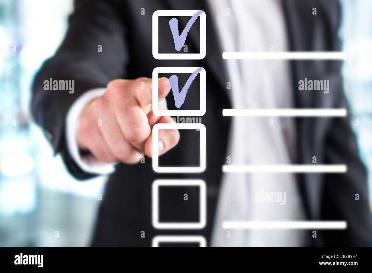 Homme d'affaires avec liste de contrôle et liste de tâches. L'homme écrit et le dessin v marque des marques avec la main et le doigt dans la case carrée. Gestion de projet. Banque D'Images