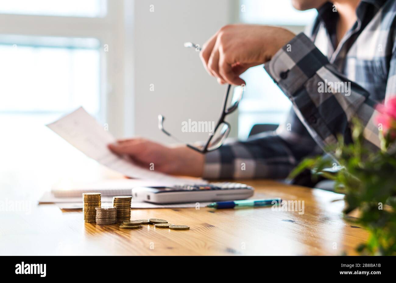 Problèmes financiers, récession, faillite ou concept de forclusion. Triste homme mécontent de lire la lettre, la facture, le papier de déclaration bancaire ou le document fiscal. Banque D'Images