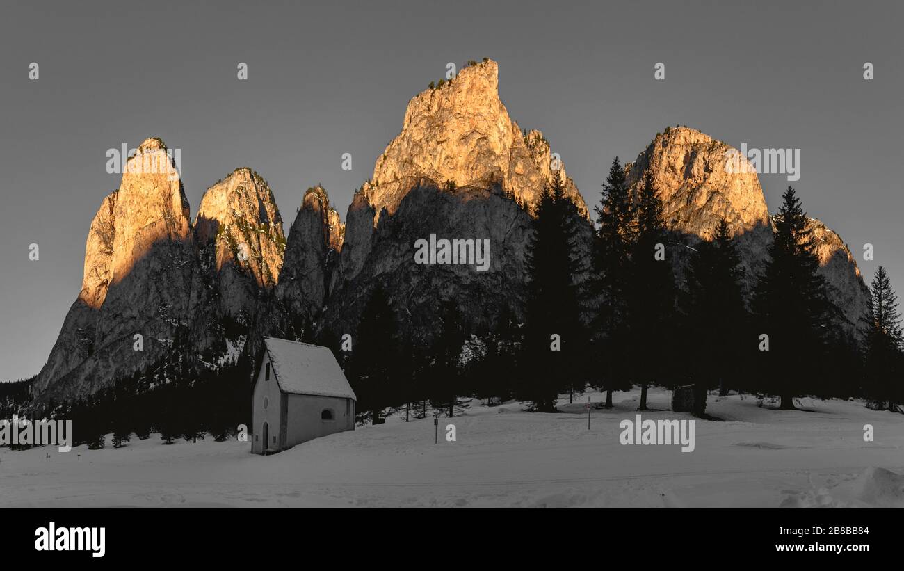 Premiers rayons du soleil sur le sommet des montagnes de Vallunga dans les Dolomites, Selva di Val Gardena - Trentin-Haut-Adige, Italie Banque D'Images