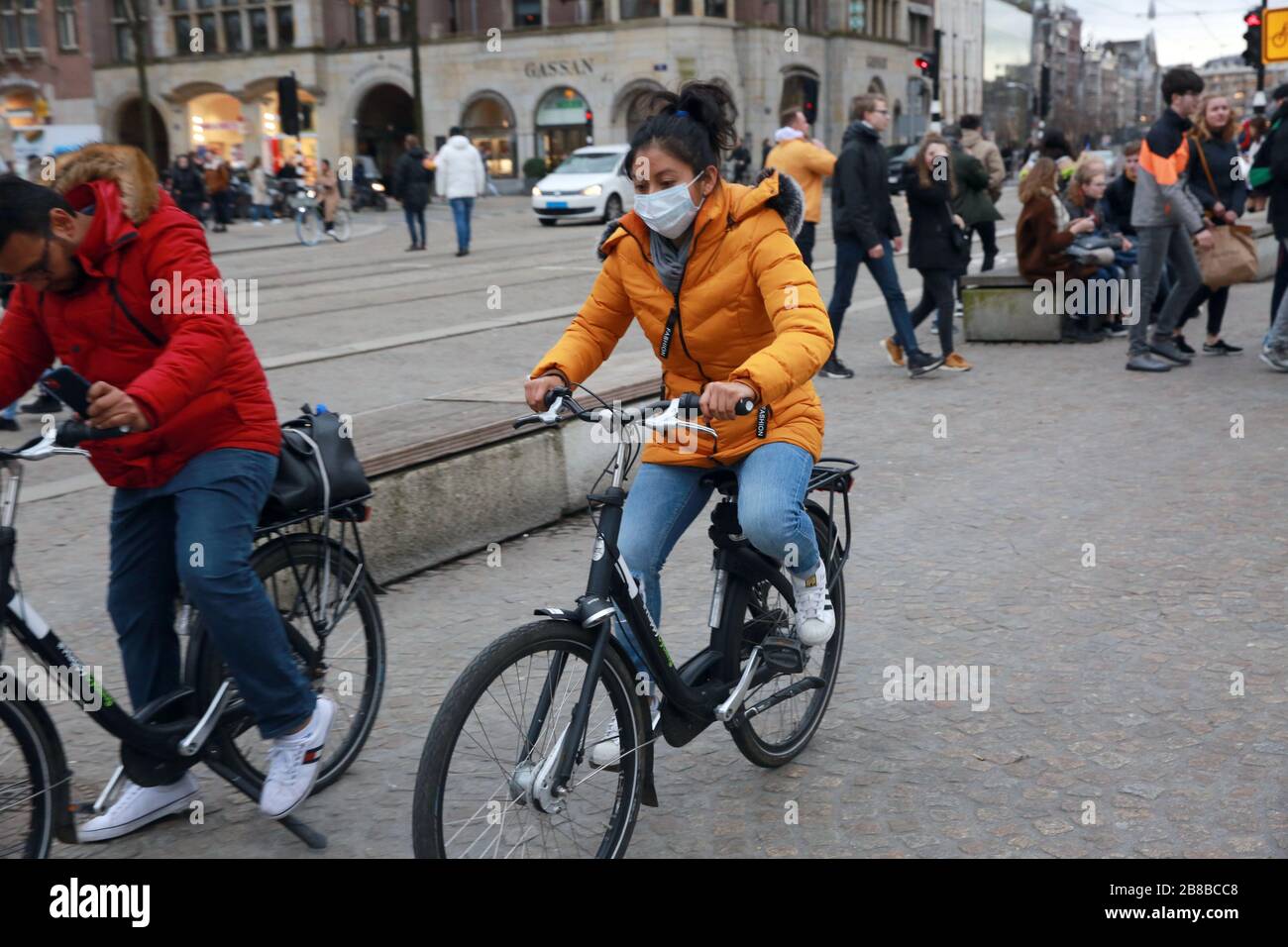 AMSTERDAM, PAYS-BAS - 11 MARS 2020: Les gens portent des masques protecteurs pour le visage comme mesure préventive contre la propagation du coronavirus. Banque D'Images