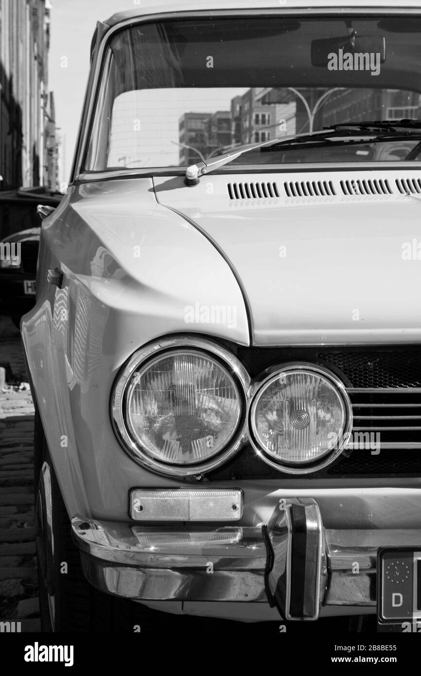 Scène de rue avec voiture à Hambourg, Speicherstadt. Allemagne du Nord. Photo noir et blanc Straßenszene mit Auto à Hambourg, Speicherstadt. Nordde Banque D'Images