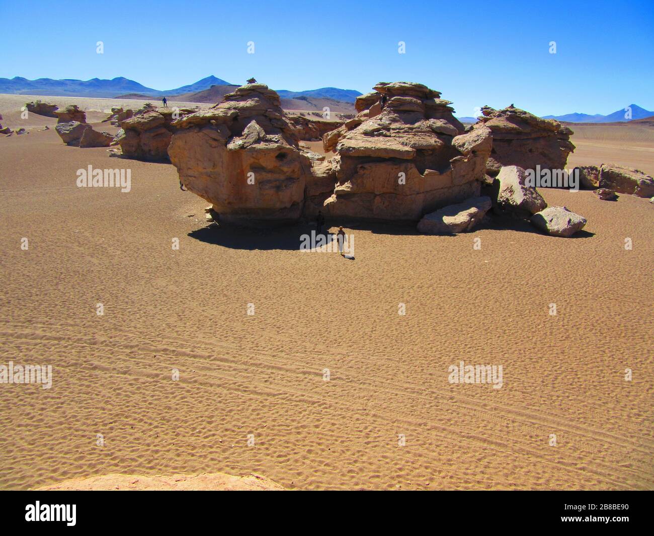 ' Arbol de piedra ' formation de roches de grès dans le désert de Siloli de la réserve de parc national de Bolivie ; vue d'oiseau / vue supérieure de l'homme touristique marchant Banque D'Images