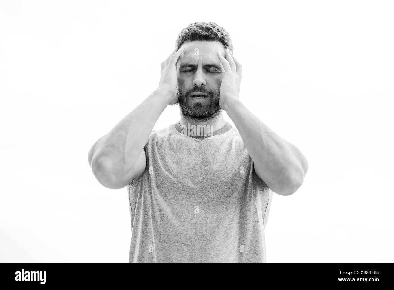 Sportsman avec athletic body coach en fitness gym.. après l'entraînement. homme sportif en bleu tshirt sport sportswear. mode. homme avec barbe. homme fatigué isolé sur blanc. Il a des maux de tête. Se sentir fatigué. Banque D'Images