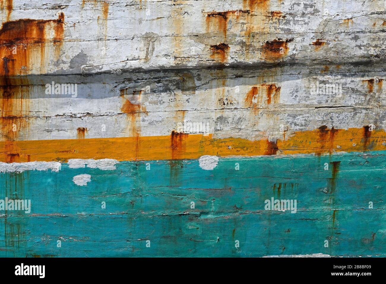 jakarta, indonésie - 2019.12.18: la coque en bois d'un prahu pinisi (kapal layar motor klm) berté au port de sunda valapa Banque D'Images