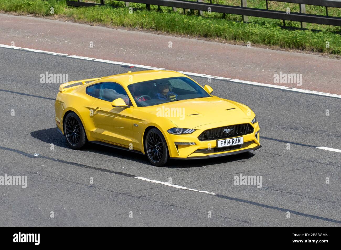 2018 jaune Ford Mustang GT Auto; circulation automobile, transport, véhicules en mouvement, véhicule, routes, moteurs, automobile sur l'autoroute Banque D'Images