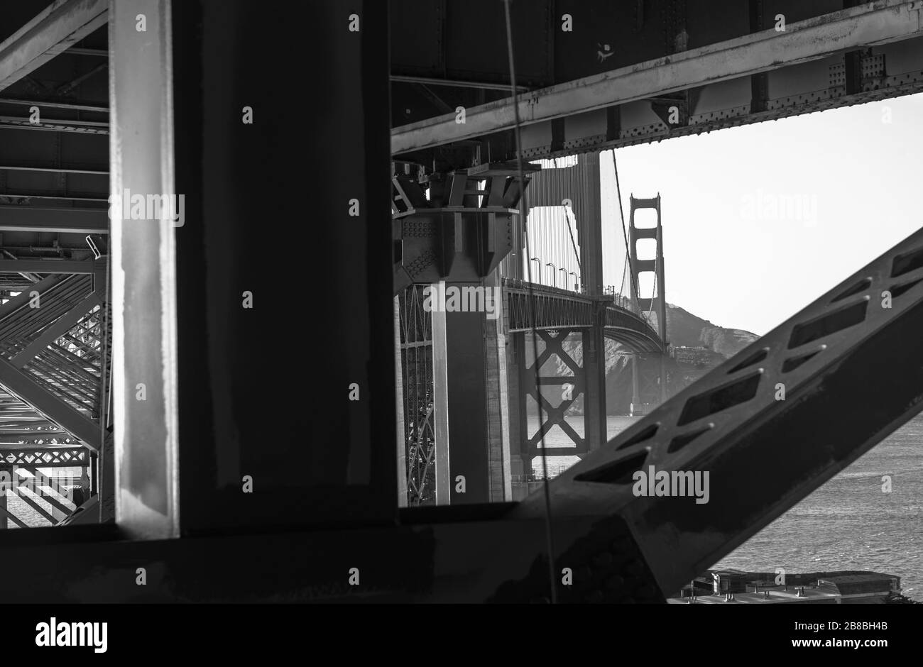 Golden Gate Bridge avec vue différente de sous le pont Banque D'Images