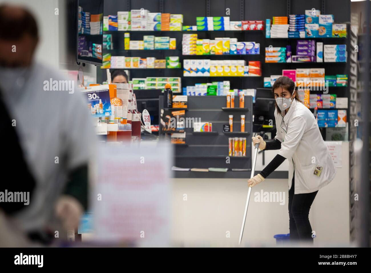 Un travailleur est vu à l'aide d'un masque à cause du coronavirus à Porto, au Portugal, le 20 mars 2020. Banque D'Images
