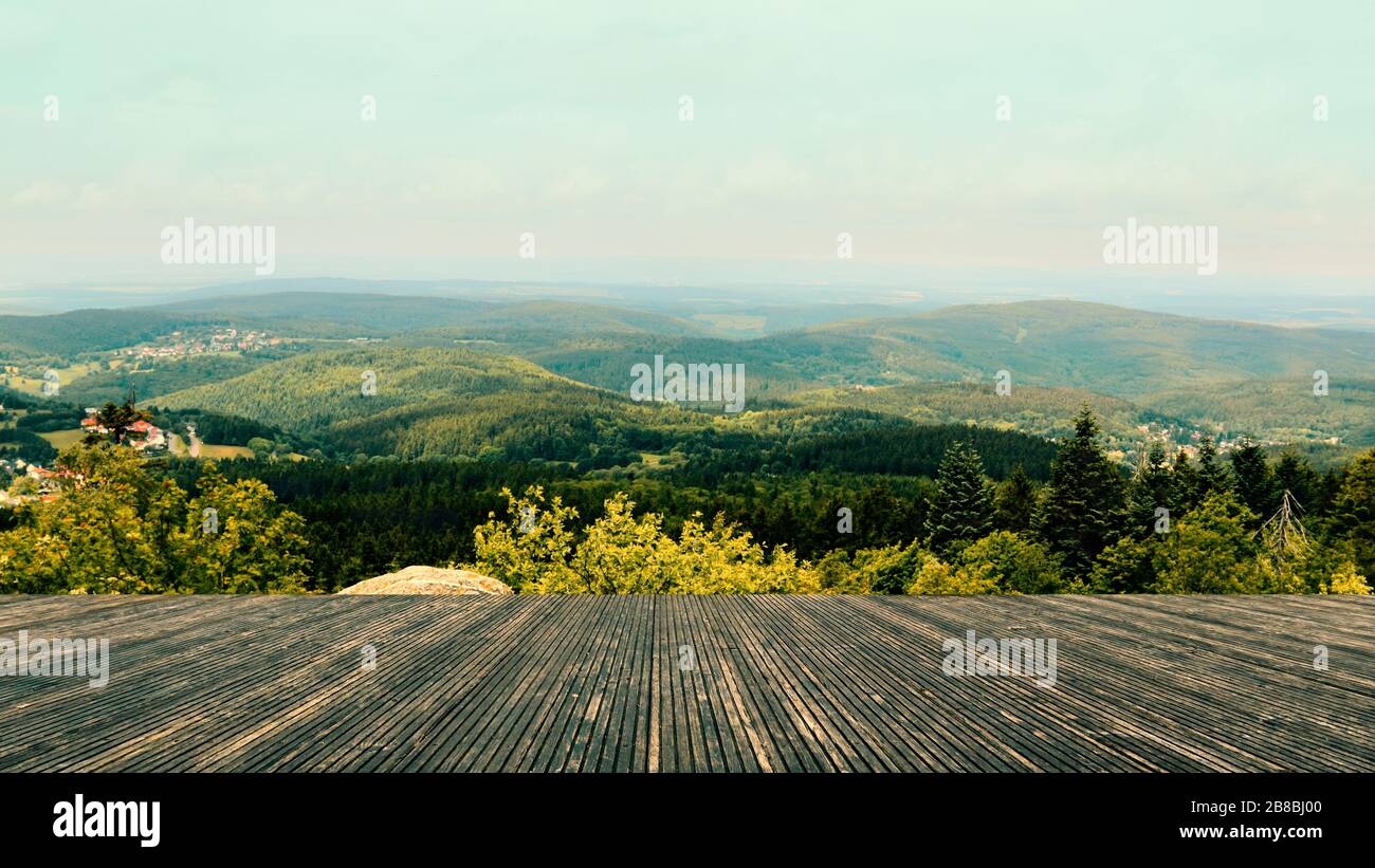 Terrasse avec une vue magnifique. Panorama avec montagnes imposantes et ciel bleu. Vivez dans les montagnes. Allemagne Banque D'Images