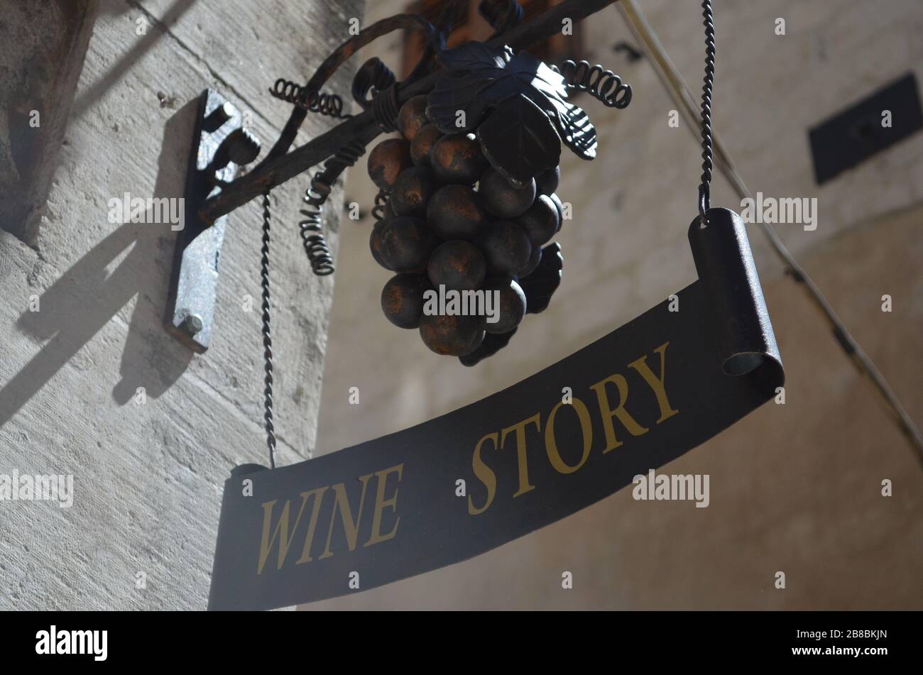 Kotor, Monténégro, la boutique de vins signe « l'histoire du vin » dans la belle lumière du soleil Banque D'Images