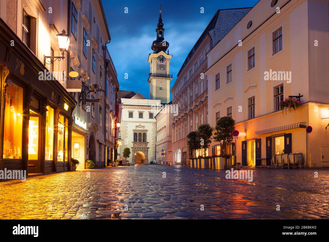 Linz, Autriche. Image cityscape de la vieille ville de Linz, Autriche pendant une heure bleu crépuscule avec reflet des lumières de la ville Banque D'Images