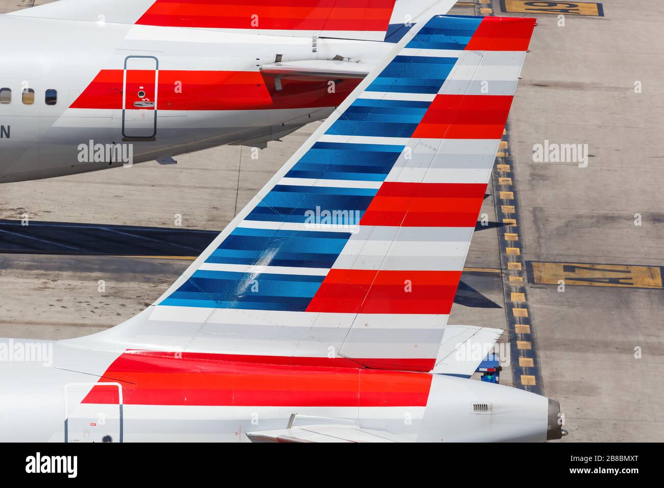 Phoenix, Arizona – 8 avril 2019 : queues d'avion d'American Airlines à l'aéroport Phoenix Sky Harbor (PHX) en Arizona. Banque D'Images