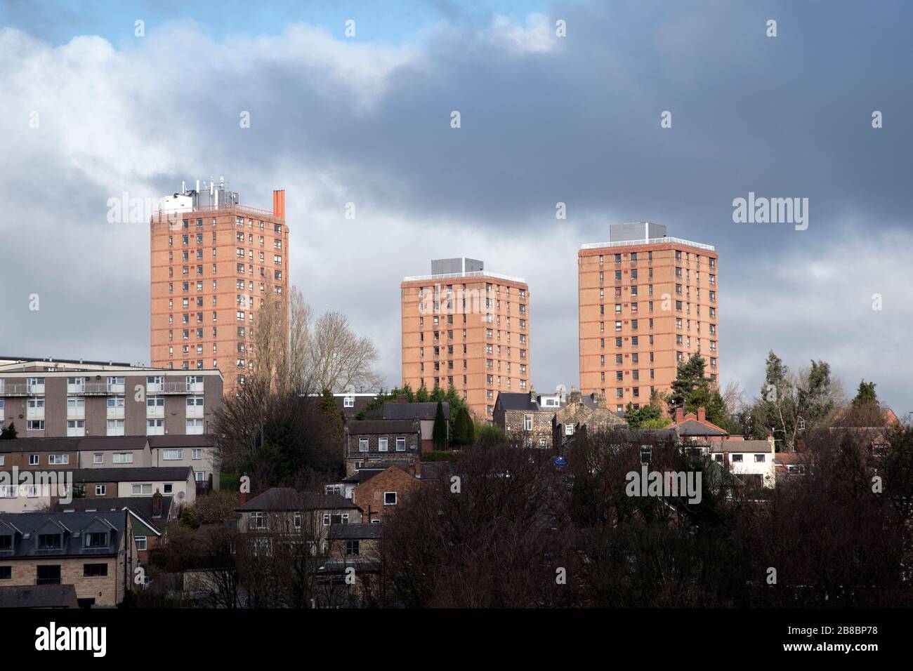 Panorama spectaculaire de Sheffield avec trois bâtiments orange contre le ciel Banque D'Images